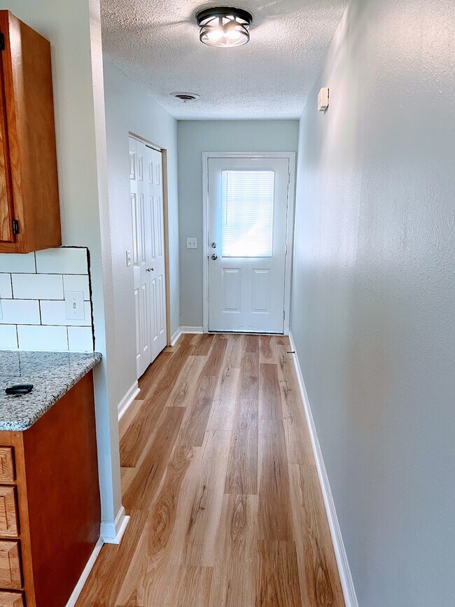 Building Photo - 1106 Fishlock Ave