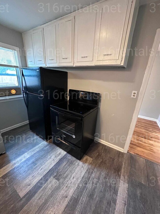 Building Photo - $795- 2 bed 1 bath - Spacious Duplex