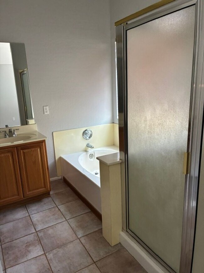 Building Photo - 529 E Cantebria Dr