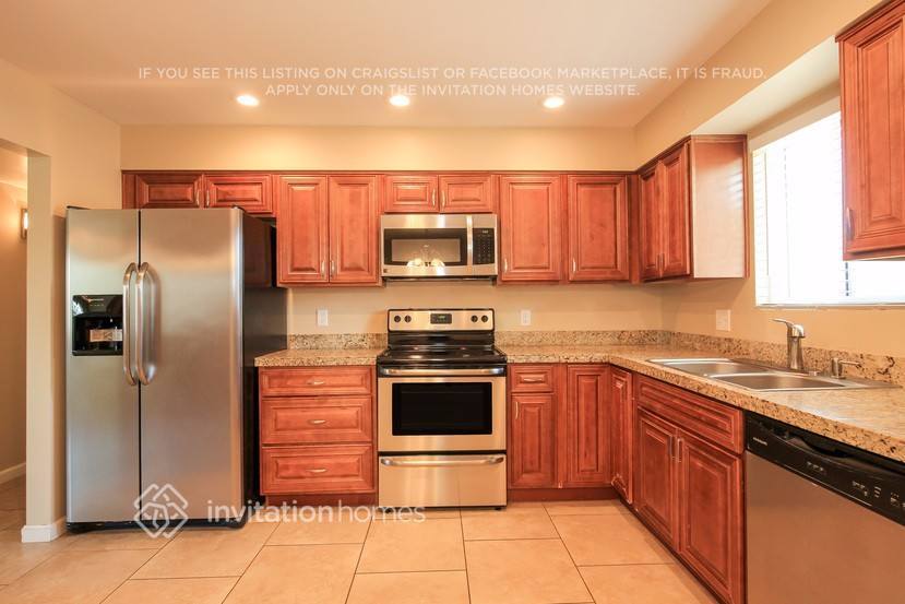 Building Photo - 2307 E Hillery Dr