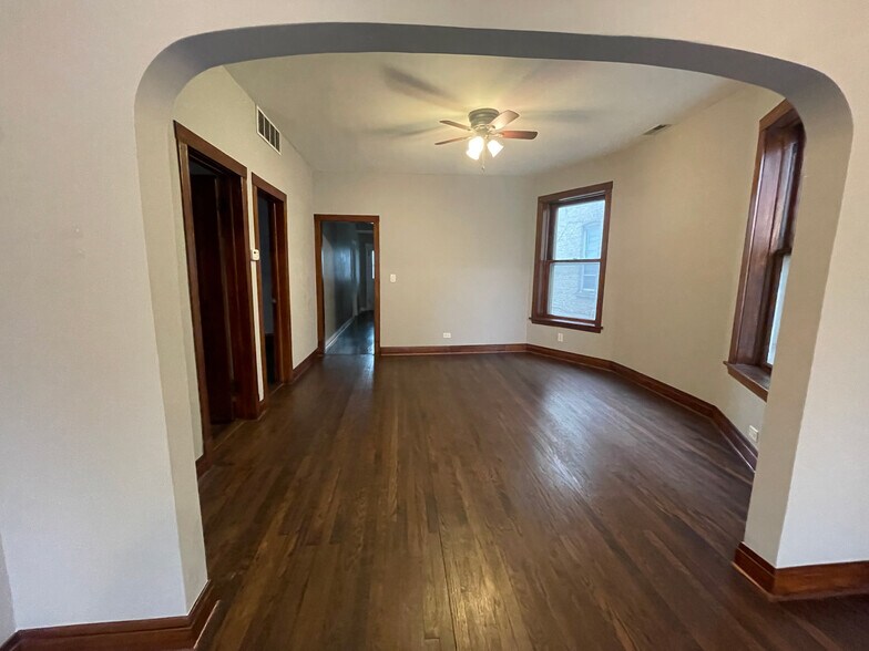 Building Photo - 2421 N Kimball Ave