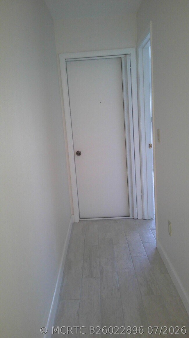 Building Photo - 1350 SE La Haven Ct