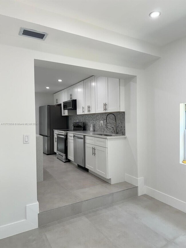 Building Photo - 4028 SW 49th Ct