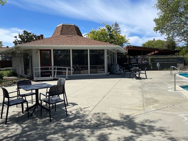 Building Photo - Spacious 2 Bedroom, 1 Bath Apartment w/ 1 Car Covered parking and onsite laundry
