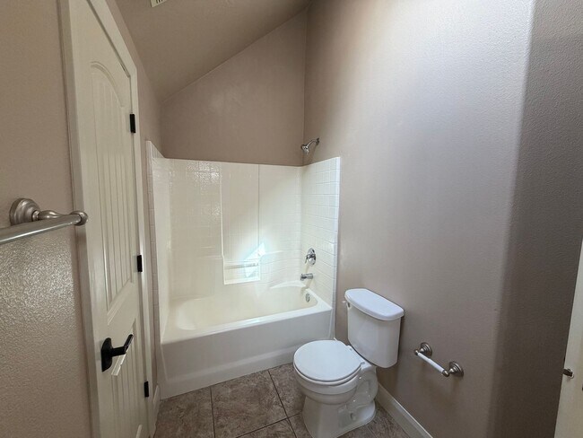 Building Photo - SPACIOUS TOWNHOME FOR RENT!