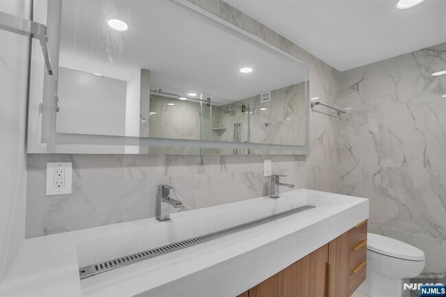 Building Photo - 1055 River 809