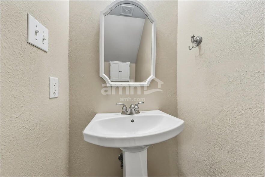Building Photo - 1414 Monte Carlo Dr