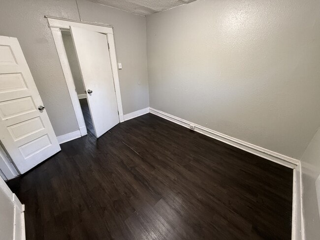 Building Photo - 728 N Holmes St