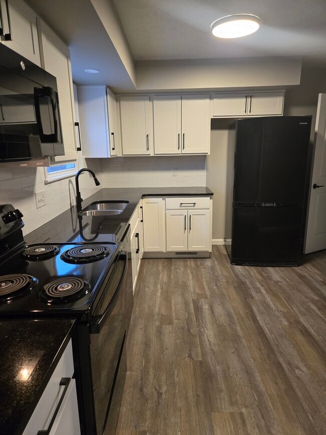 Building Photo - 541 E School St