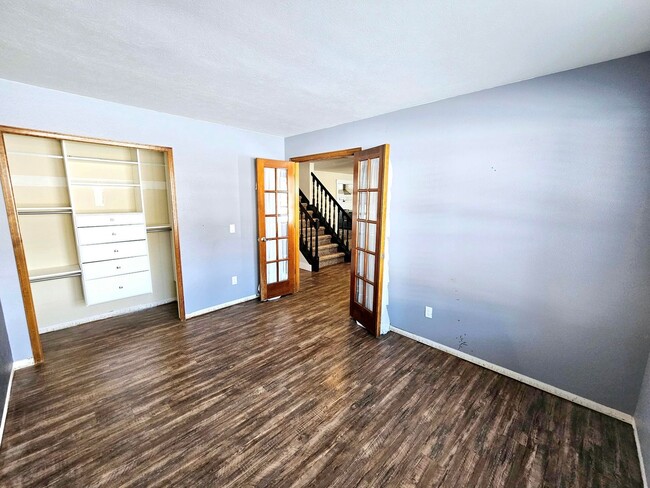 Building Photo - Beautiful 5 Bedroom Home Near the Cherry C...
