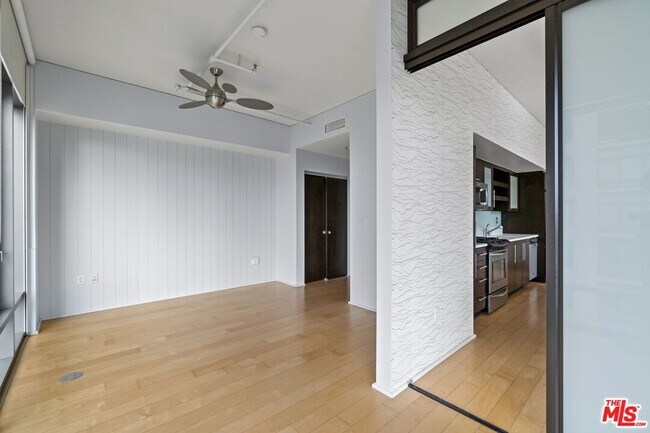 Building Photo - 1100 S Hope St