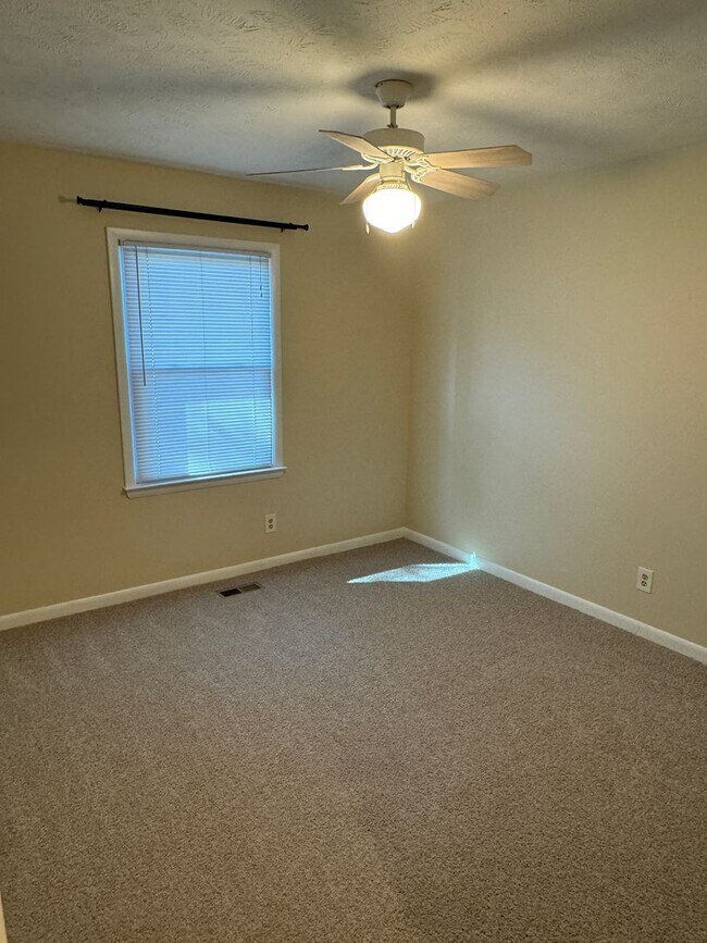 Building Photo - For Rent - 3 bedroom Close to Ft Bragg