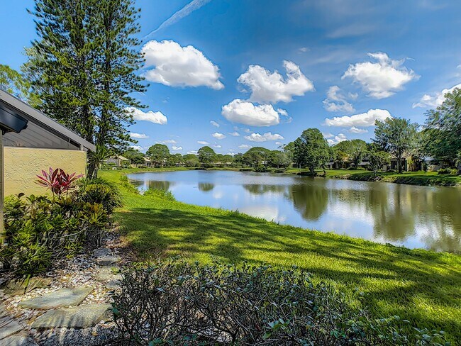 Building Photo - RARE 3 BEDROOM/ 2 BATH IN THE HIGHLY DESIR...