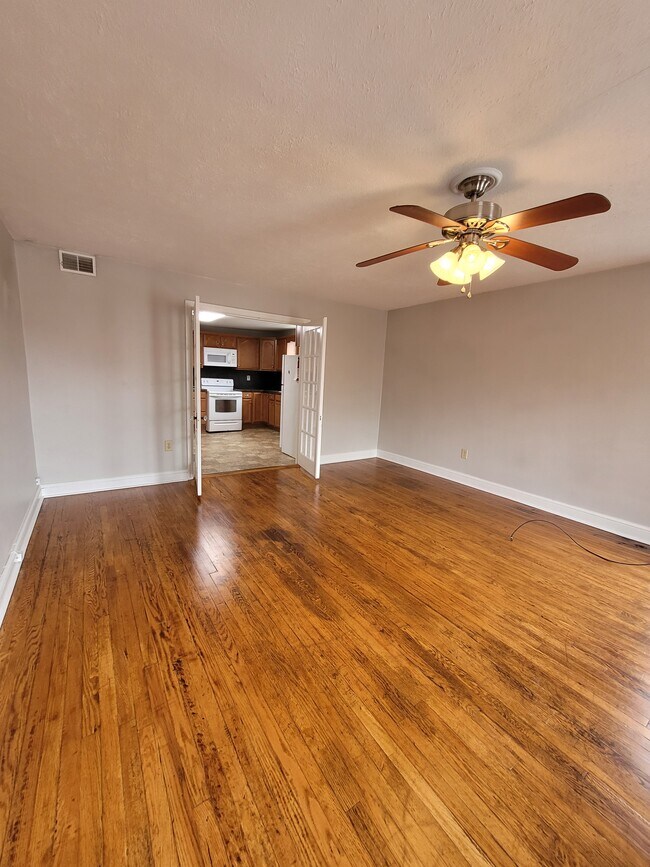 Building Photo - 104 S Main St