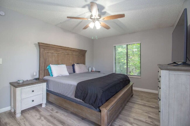 Building Photo - Beautiful 2 spacious bedrooms and 2 full bathrooms, including a primary suite with a walk-in clos...