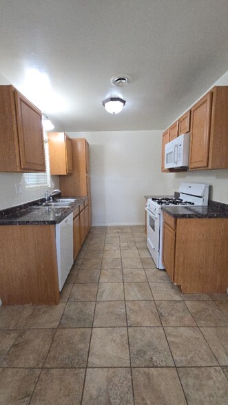 Building Photo - 553 E Lemon Ave