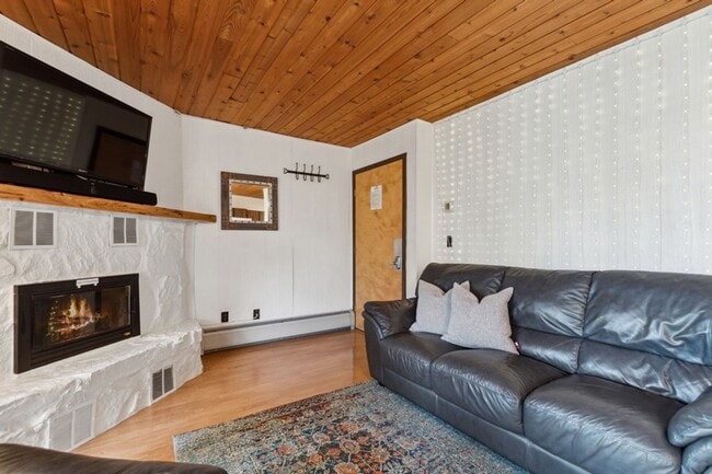 Building Photo - 1 Bedroom, 1 Bath Condo on Whitefish Lake