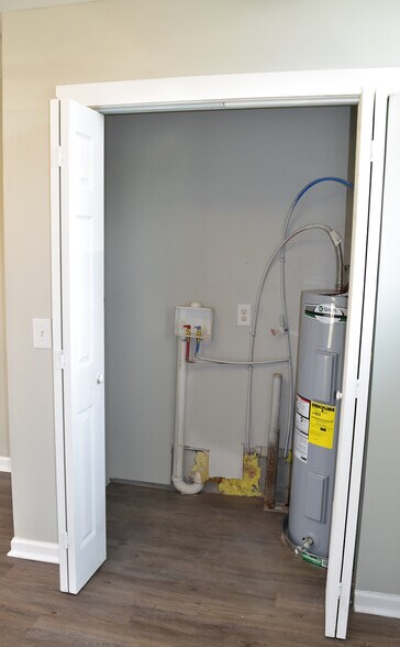 Building Photo - 4020 Ames Dr