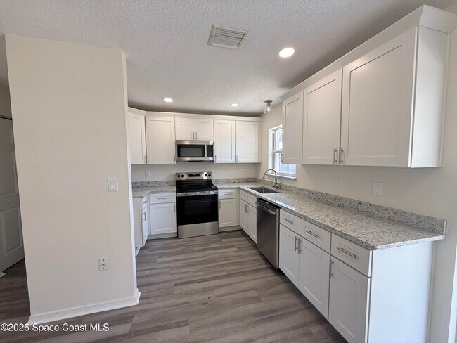 Building Photo - 2780 Floresta Dr NE