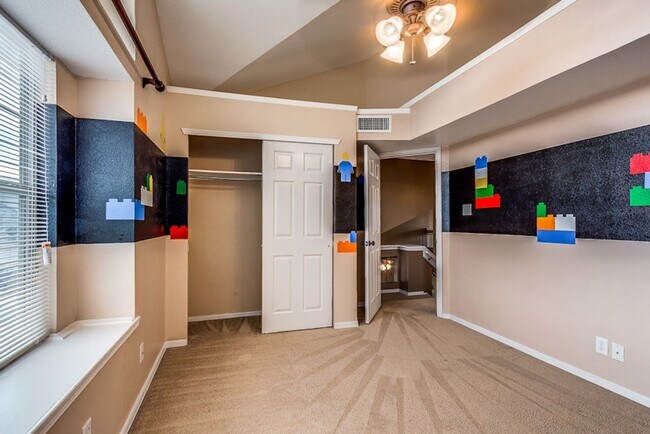 Building Photo - Charming 3-bedroom, 2.5-bathroom Home loca...
