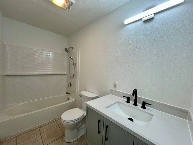 Building Photo - Waves Rd *