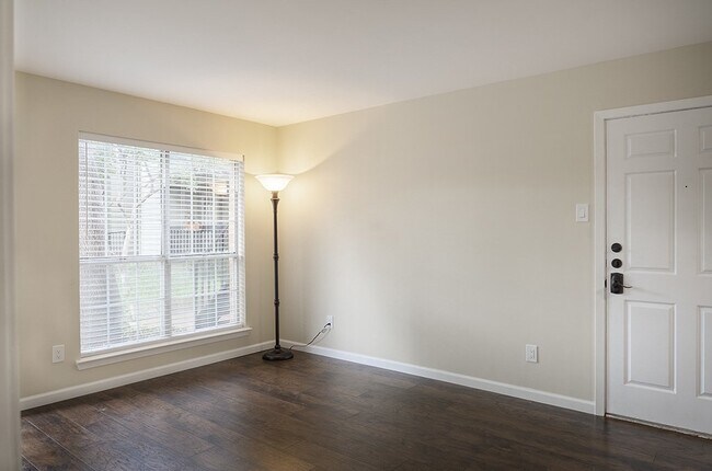 Building Photo - 1 bedroom 1 bath first floor condo unit | ...