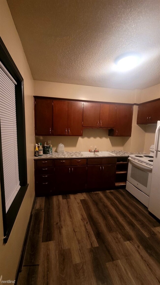 Building Photo - 2 br, 1 bath Townhome - 401 North Dewey St...