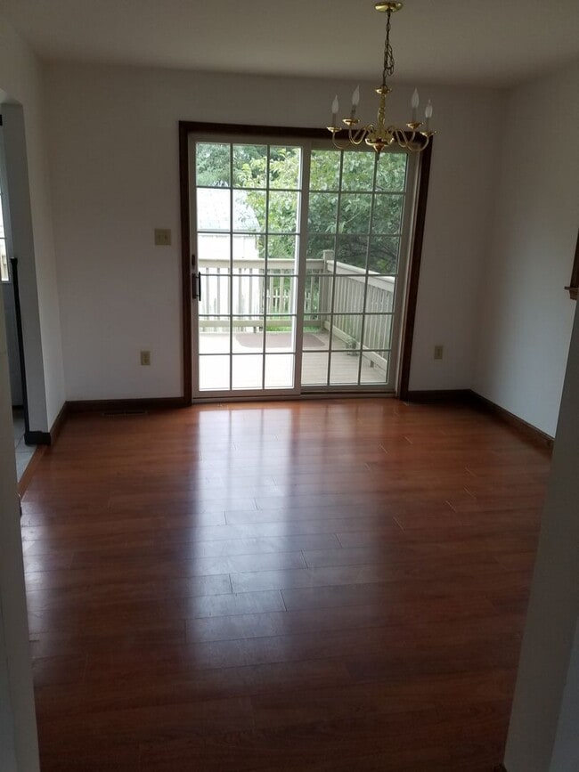 Building Photo - State College 3 bedroom duplex available August!