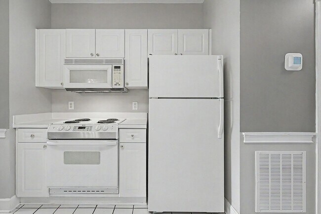 Building Photo - Condo in Arrowhead with brand new paint and carpet!