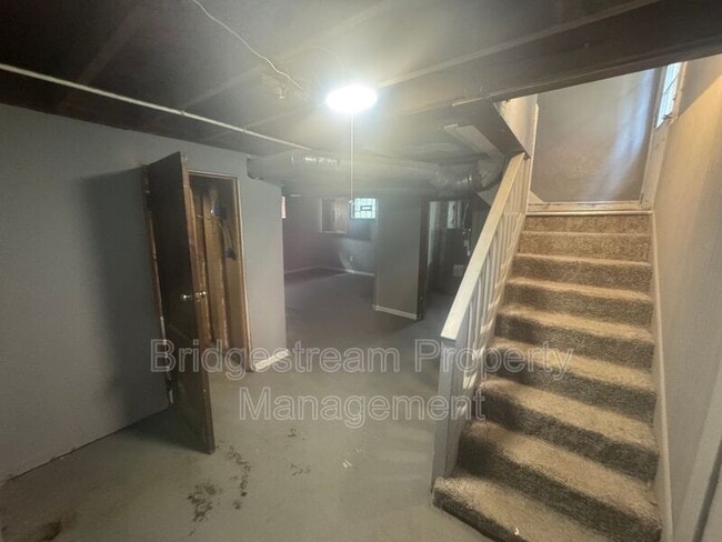 Building Photo - 611 Rockford Ave
