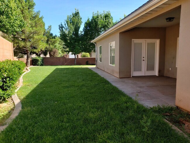 Building Photo - Beautiful 4 bed 2 bath home with 3 car gar...