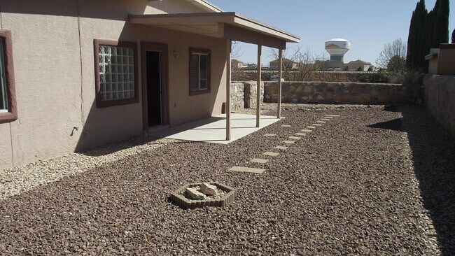 Building Photo - East El Paso 4 Bed Refrig A/C