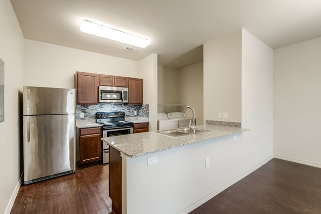 2 BR Kitchen with breakfast bar - Majors Place