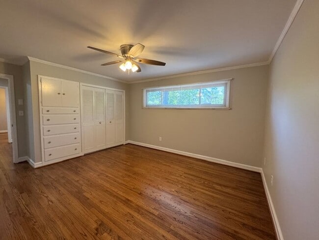 Building Photo - 2 Bedroom, 1 Bath duplex (right side unit) close to downtown Greenville with hardwood floors, a l...
