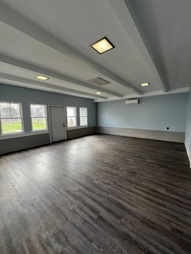 Building Photo - Spacious 2 bedroom home!