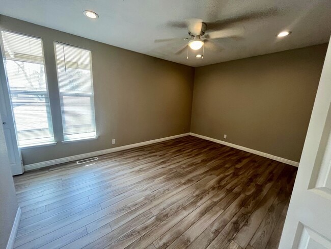 Building Photo - 5472 Roundtree Pl