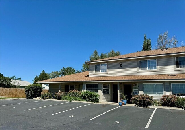 Building Photo - Gorgeous 2-Bedroom, 1-Bathroom Condo for Rent