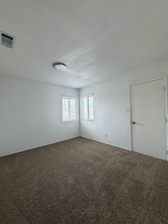 Building Photo - NEW LISTING!! 3 Bedroom 1.5 Bathroom House with Huge Yard, Central Heat & Air!