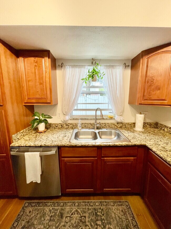 Building Photo - 106 S Habana Ave