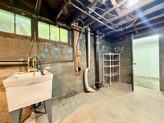 Building Photo - 806 Spring Ave