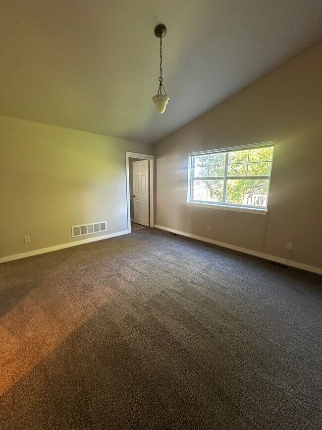 Building Photo - Beautiful 3 Bedroom Home- Centrally Locate...