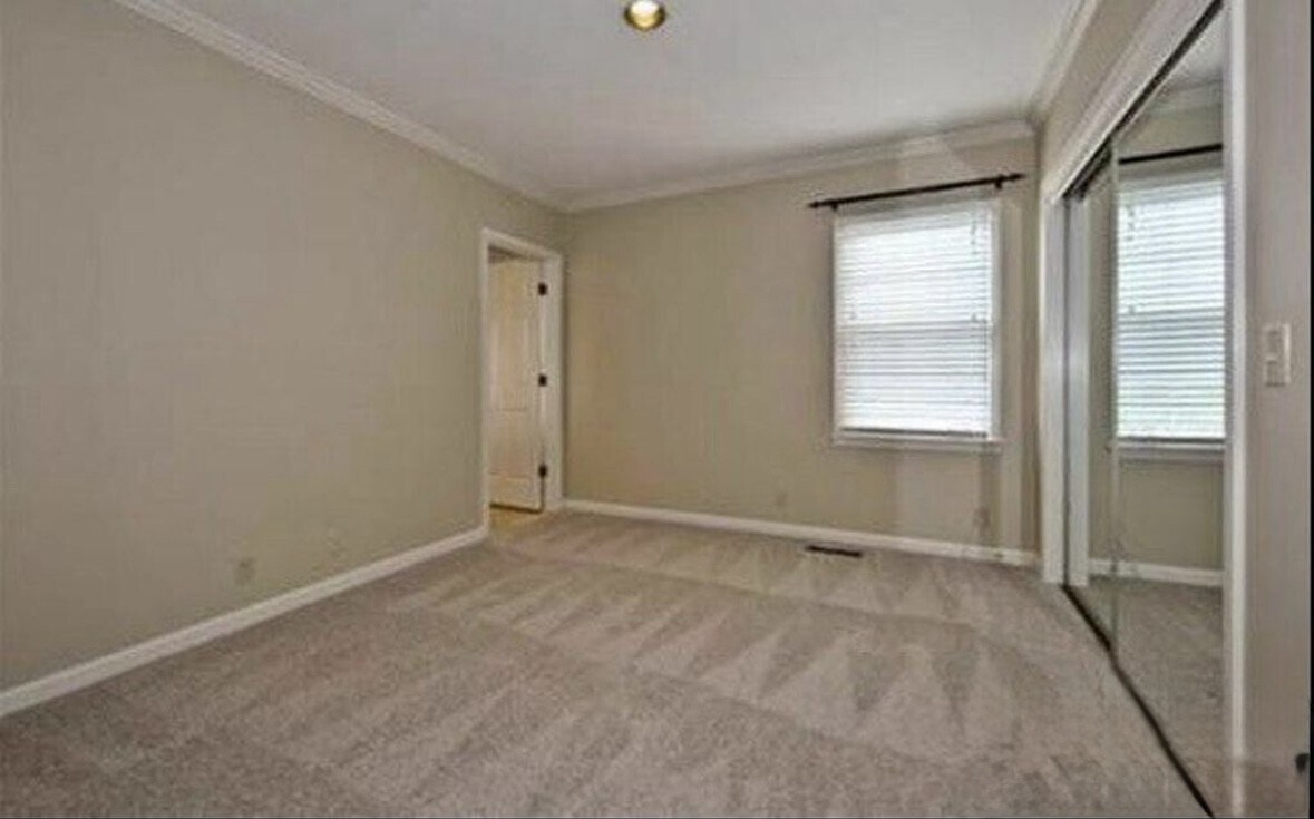 Building Photo - 105 Saint Charles Pl