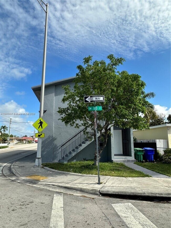 Building Photo - 1687 SW 10th St