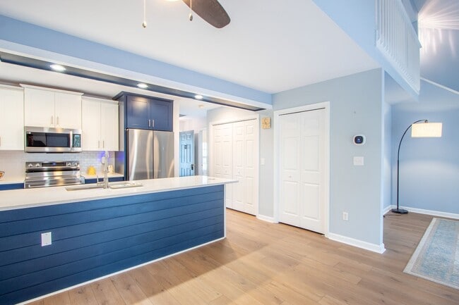 Building Photo - For Rent – Beautifully Updated Townhome in Gull Point a Waterfront Community