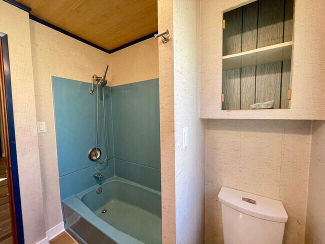 Building Photo - 2+ Bed / 1 Bath Charming House (with basement) in Sellwood