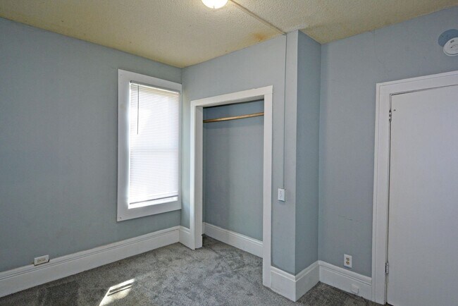 Building Photo - 3-Bed 1-Bath Lower Level Unit in Minneapolis - Available Now!