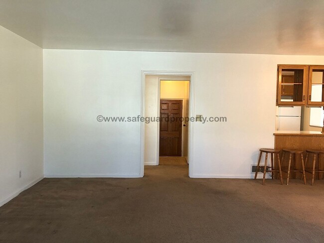 Building Photo - Great 3 Bedroom Duplex