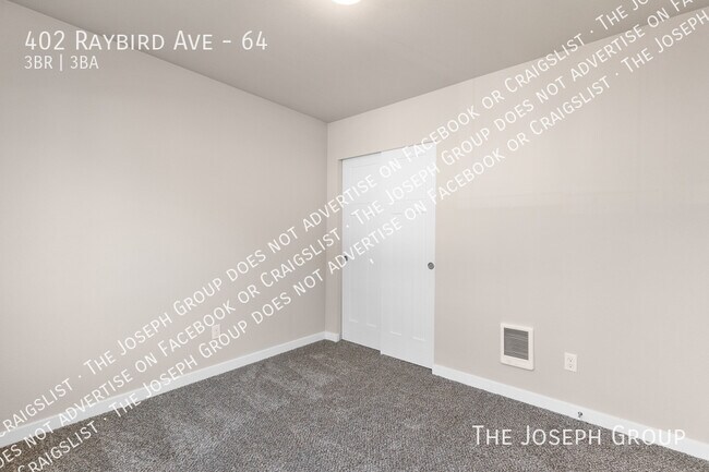 Building Photo - 402 Raybird Ave