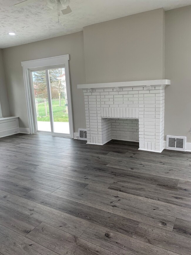 Building Photo - 257 Lovers Ln