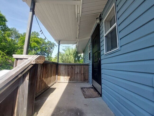 Building Photo - 115 1/2 Lenox St